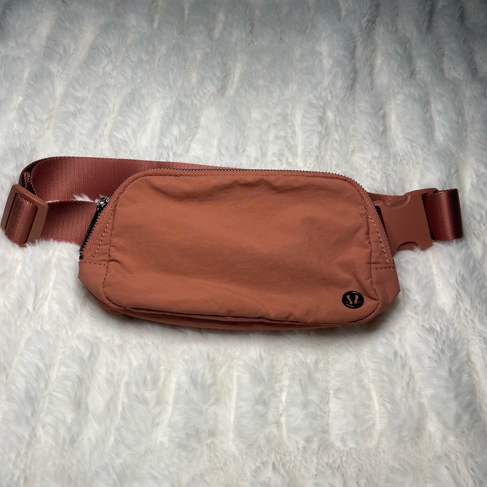 Lululemon everywhere belt bag, 1L coral with black logo